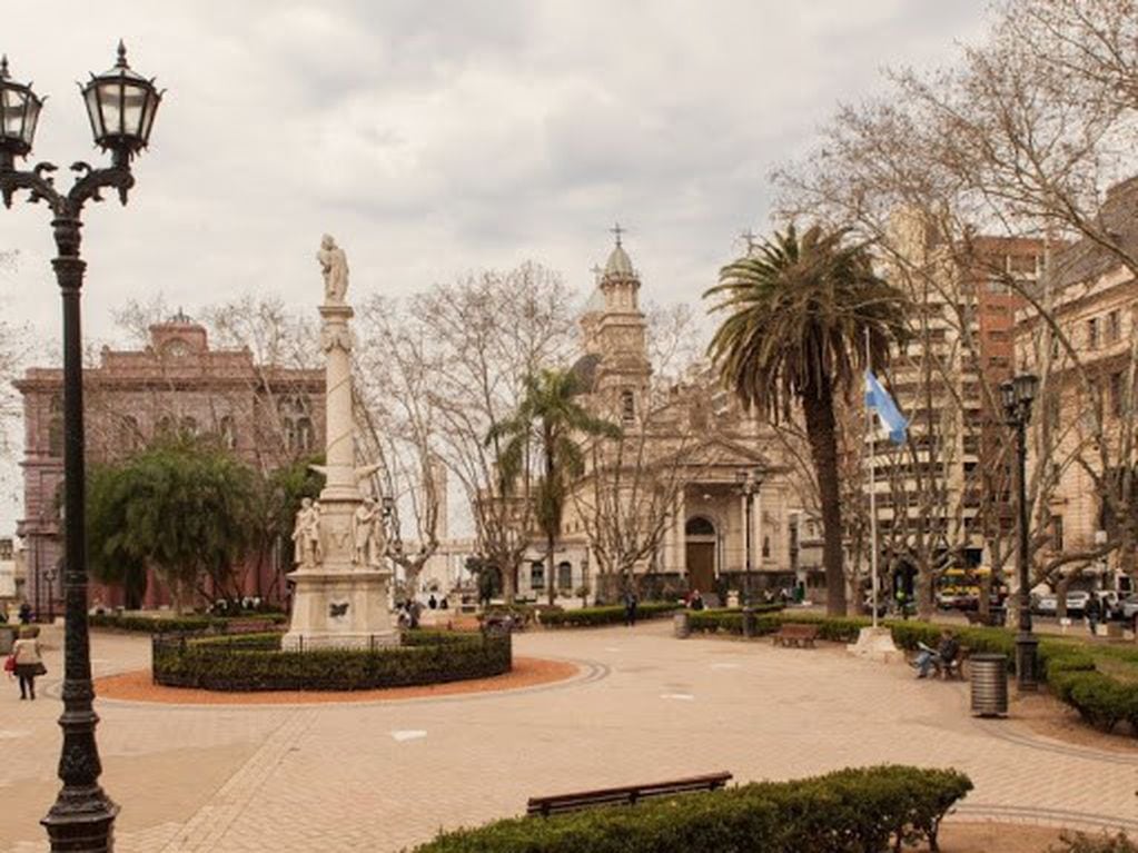 La sede del Ejecutivo municipal y la Catedral no han cambiado demasiado frente a la histórica plaza 25 de Mayo de Rosario. (Archivo)