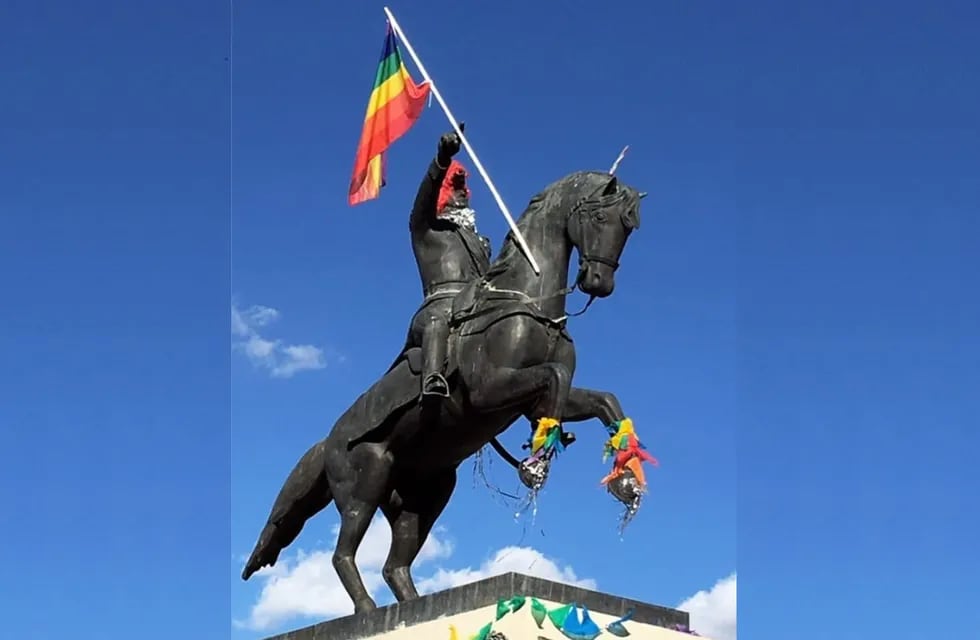 La estatua de San Martín durante la marcha del Orgullo