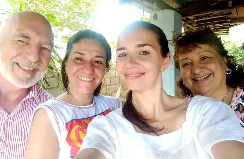 Cristina Vázquez en su casa de Posadas, con una periodista y directivos de la Comisión contra la Tortura. (Facebook de Amelia Báez)