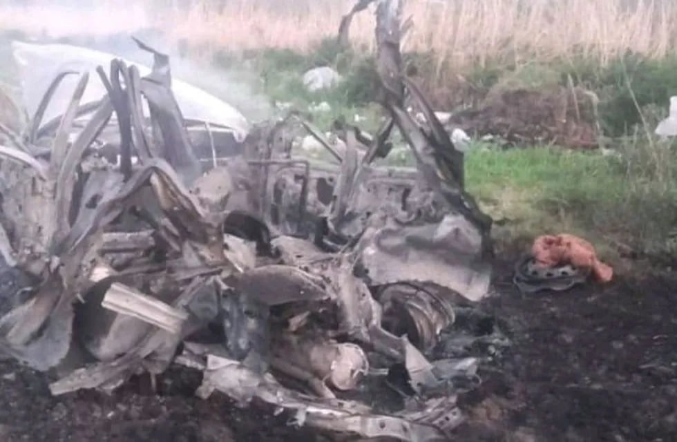 Auto quemado en un descampado de San Nicolás. (El Informante)