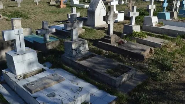 Detuvieron a un hombre mientras intentaba saquear una tumba en un cementerio de Comodoro