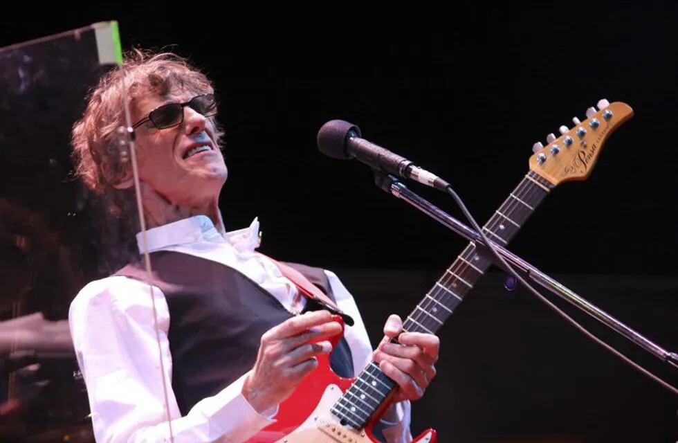 A picture dated December 04, 2009 shows Argentinean singer Luis Alberto Spinetta during a concert. Local media revealed on December 23, 2011 that the artist is suffering from cancer. Photo: Alejandro Kaminetzky/dpa/auD  luis alberto spinetta musica cantante recital