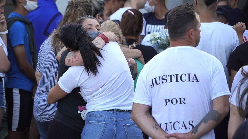 Entre lágrimas y pedidos de justicia, velaron los restos de Lucas González