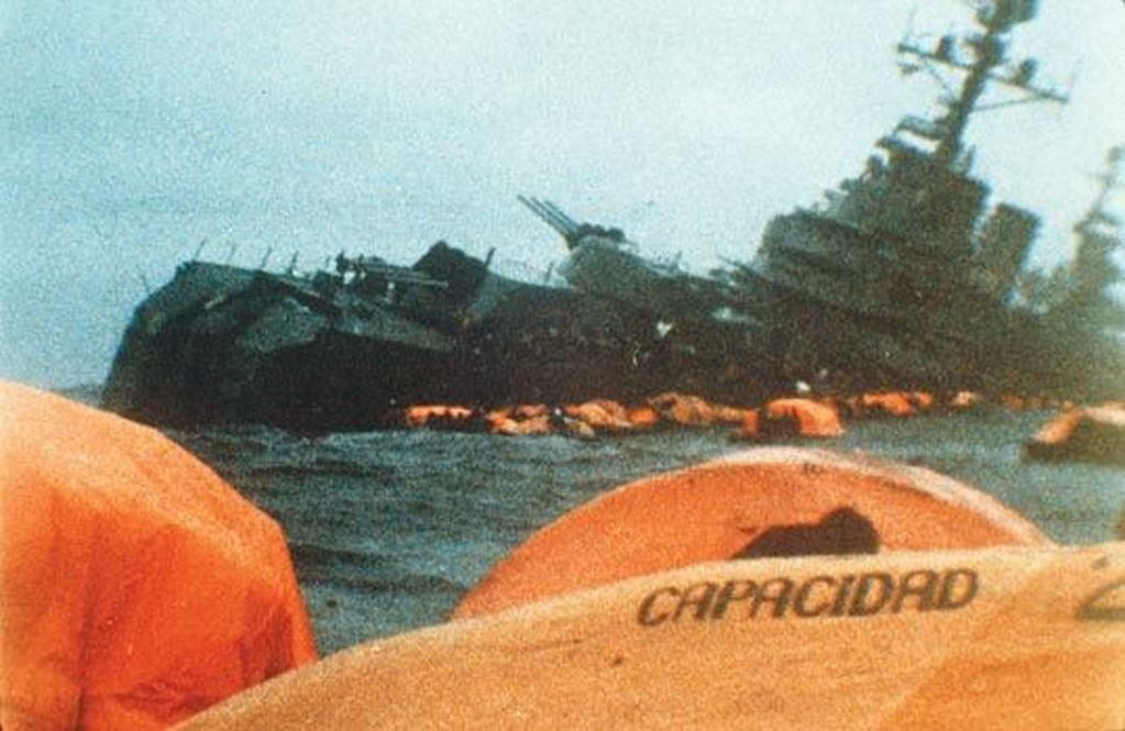 El Crucero ARA General Belgrano, durante su hundimiento el 2 de mayo del ´82, tras ser atacado por el submarino nuclear británico Conqueror.