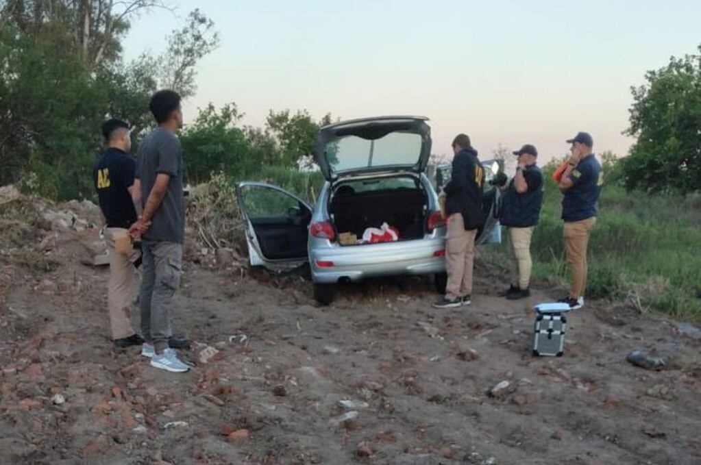 La Agencia de Investigación Criminal (AIC) inspeccionó el Peugeot 206 abandonado en Colastiné Norte.