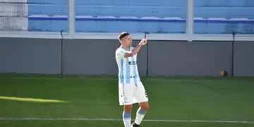 Claudio Bieler celebra su gol ante Brown de Adrogué