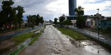 Las fuertes lluvias en la ciudad de Córdoba elevaron significativamente el caudal de la Cañada. (La Voz/Pedro Castillo)