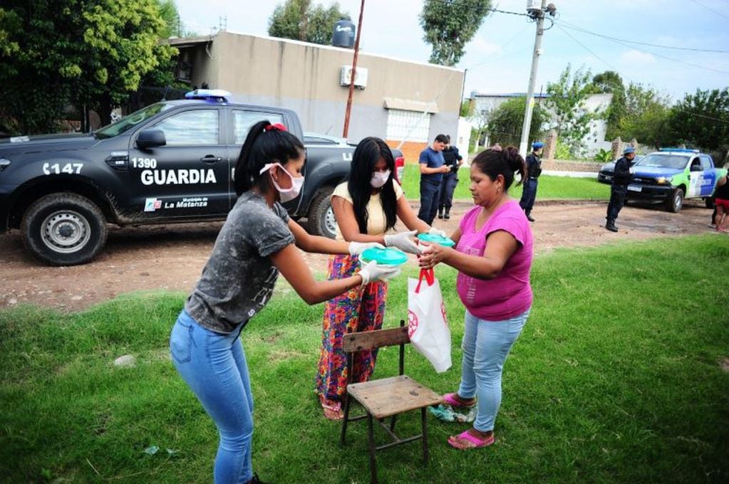 El Ejército Argentino distribuye alimentos en La Matanza.  (Clarín)