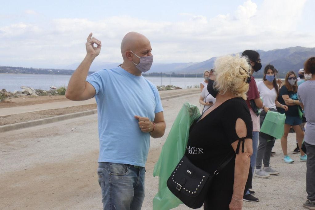El intendente Daniel Gómez Gesteira también fue parte de esta jornada de trabajo a la vera del lago San Roque.