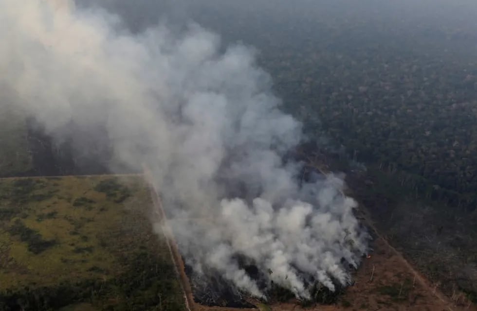 Smoke billows during a fire in an area of the Amazon rainforest near Porto Velho, Rondonia State, Brazil, Brazil August 21, 2019. REUTERS/Ueslei Marcelino