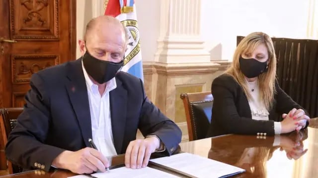 Perotti firmó un convenio con la Nación para reactivar el gasoducto