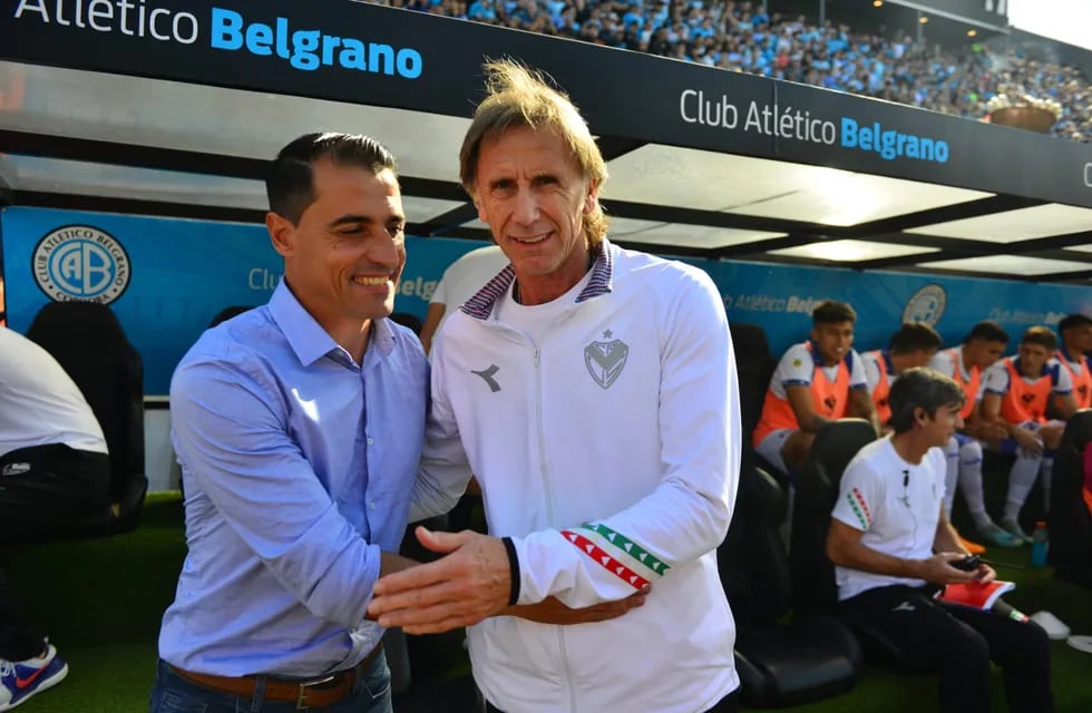 Guillermo Farré con Ricardo Gareca, el técnico de Vélez que sufrió una descompensación (José Gabriel Hernández / La Voz).