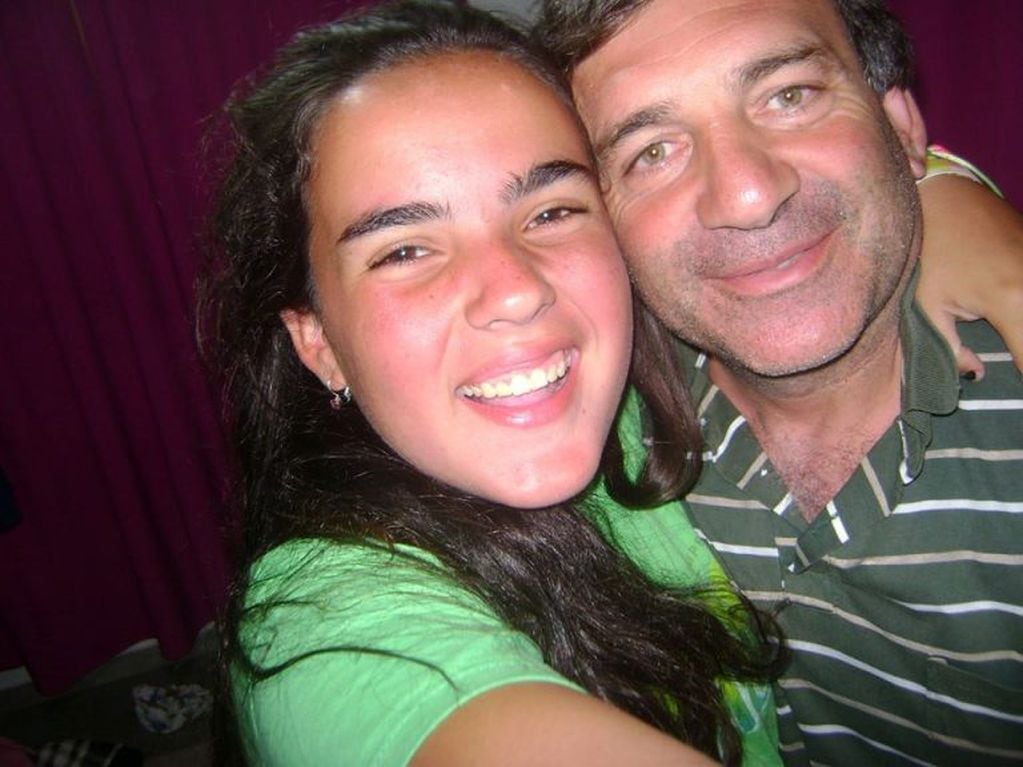 Chiara Páez, junto a su padre Fabio. (Facebook)
