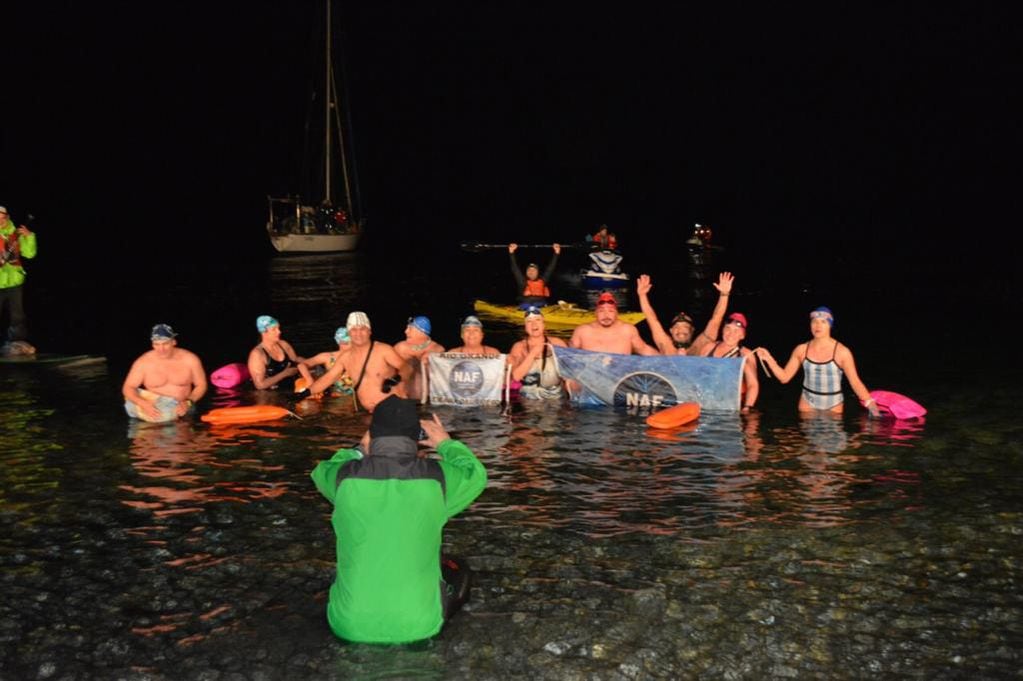 Nadadores de Aguas Frías TDF listos para nadar y dar inicio a la Fiesta Nacional de la Noche Más Larga.