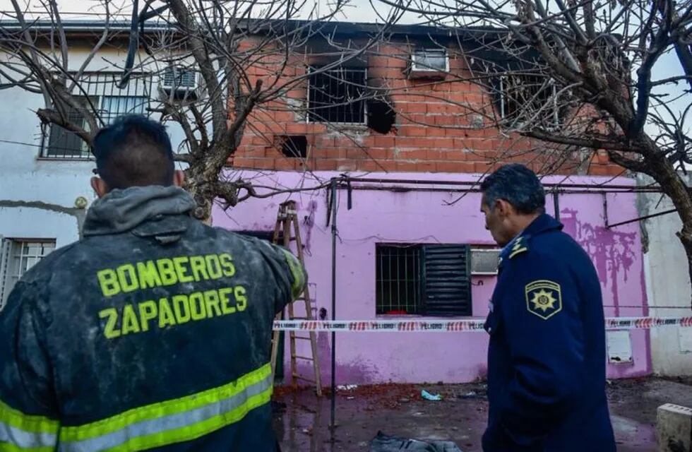 Los bomberos debieron hacer boquetes en las paredes para entrar a la vivienda incendiada en zona sudoeste de Rosario. (Twitter)