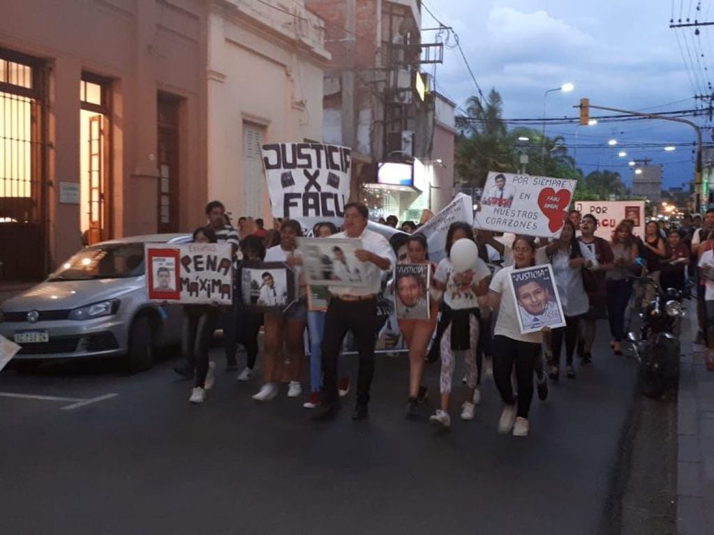 Padre y amigos de Facundo Sorol realizaron una marcha por calles céntricas pidiendo que la Justicia actúe con todo su rigor en el caso de la trágica muerte del adolescente.