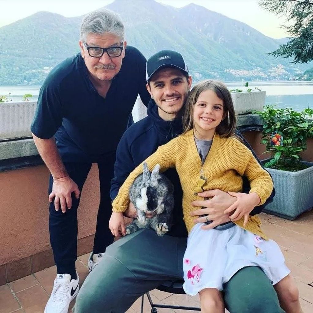 Juan Icardi vive con su hijo Mauro y Wanda Nara. (web)
