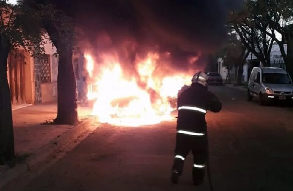 Un taxi se prendió fuego en segundos. Foto: policía de san luis