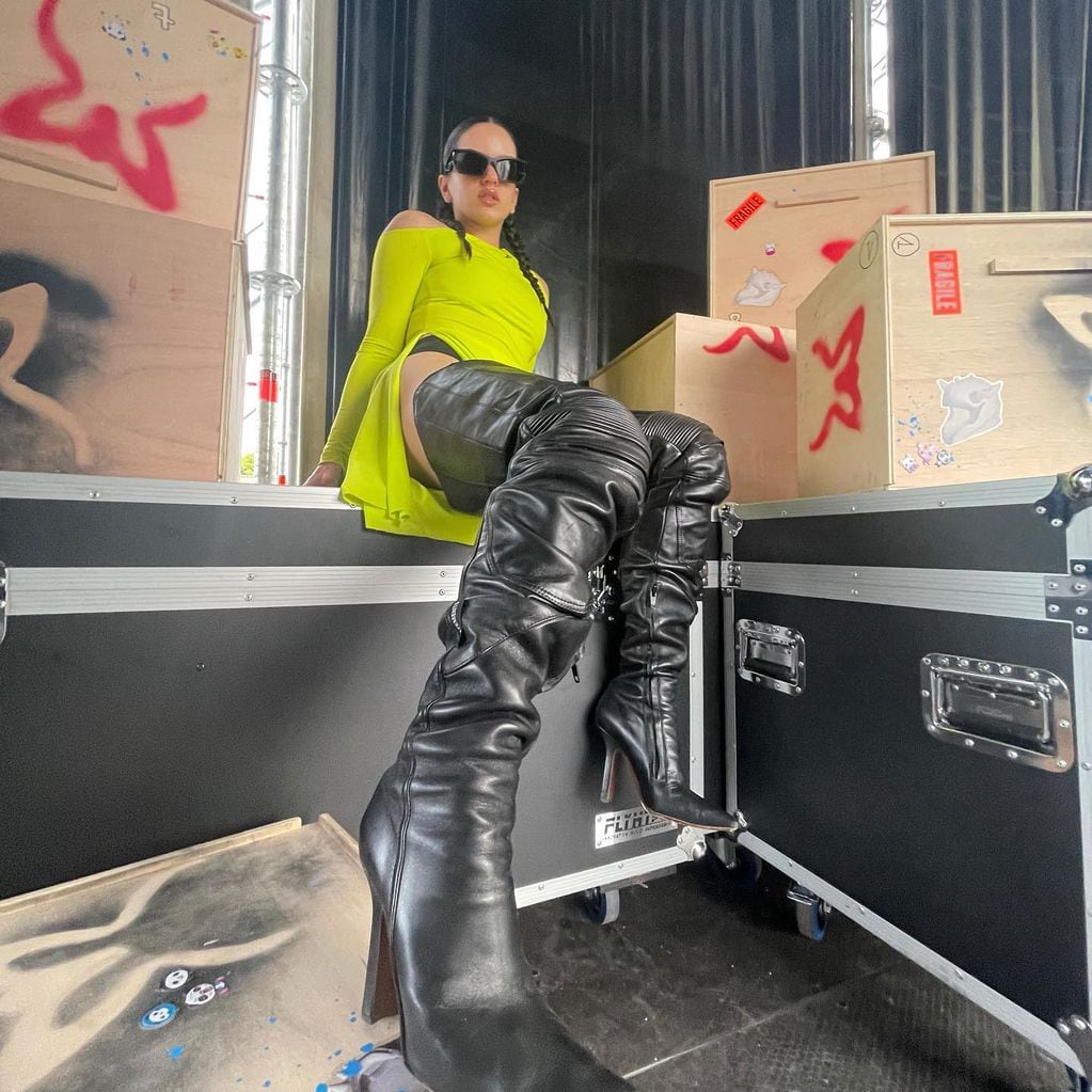 Rosalía con botas bucaneras negras y un excéntrico vestido amarillo para su cuenta de Instagram.