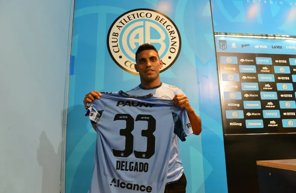 Rafael Delgado con la camiseta 33 del Belgrano, que defenderá en la temporada 2024 en que el Celeste tendrá triple competencia. (Javier Ferreyra / La Voz)