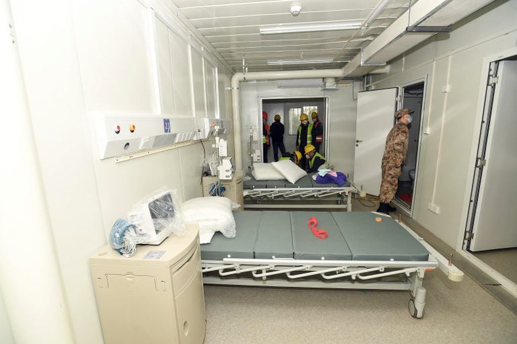 Los médicos de las fuerzas armadas en las habitaciones del hospital. (Foto:Chinatopix via AP)