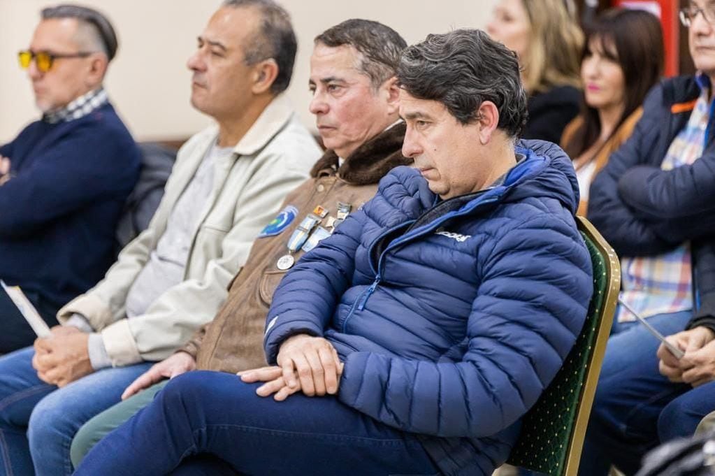 El secretario de Asuntos Malvinas de la Municipalidad de Ushuaia, VGM Arias Daniel escuchó atentamente cada testimonio de los principales actores del Conversatorio “Sanidad en Malvinas”.