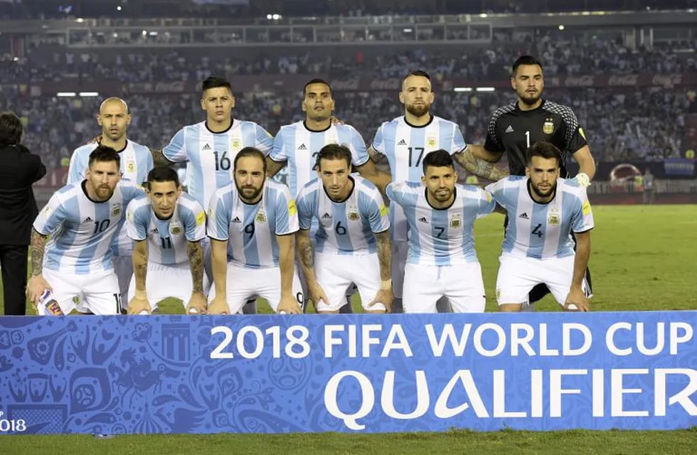 Players of Argentina pose for pictures before the start of the 2018 FIFA World Cup qualifier football match against Chile at the Monumental stadium in Buenos Aires, Argentina, on March 23, 2017. / AFP PHOTO / Juan Mabromata ciudad de buenos aires  futbol eliminatorias mundial 2018 futbolistas partido seleccion argentina vs chile equipo formacion