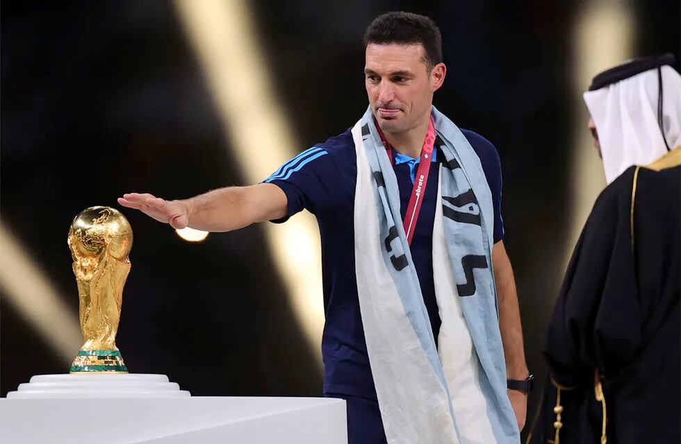 Lusail (Qatar), 18/12/2022.- Head coach of Argentina, Lionel Scaloni approaches the World Cup trophy after winning the FIFA World Cup 2022 Final between Argentina and France at Lusail stadium, Lusail, Qatar, 18 December 2022. (Mundial de Fútbol, Francia, Estados Unidos, Catar) EFE/EPA/Friedemann Vogel
