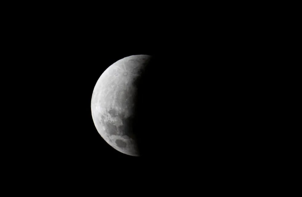 Eclipse lunar en el cielo de Córdoba. (Pedro Castillo / La Voz)