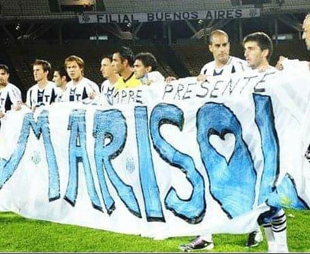 El plantel de Talleres de 2013 rindió homenaje a Marisol Oviedo.