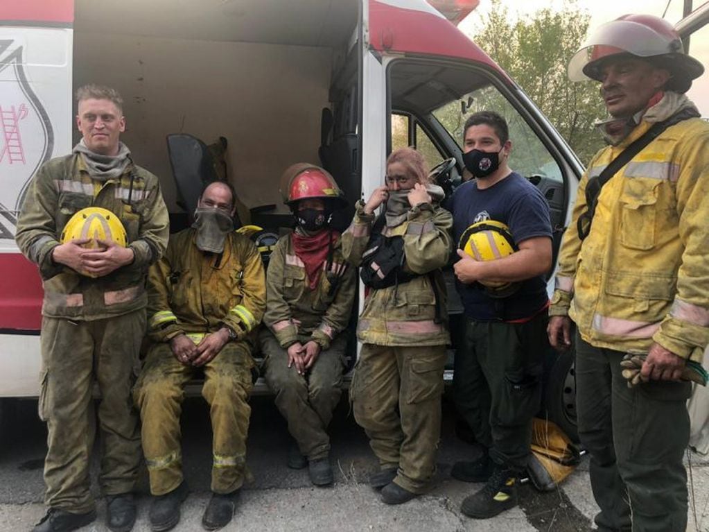 Sólo algunos de los tantos Bomberos Voluntarios de Villa Carlos Paz tras combatir el último gran incendio al sur de la ciudad.