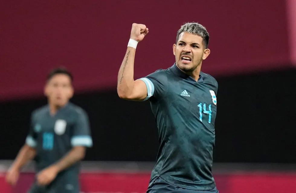 Facundo Medina festeja el gol que le anotó a Egipto, durante la participación del seleccionado argentino en los Juegos Olímpicos Tokio 2020. (AP)