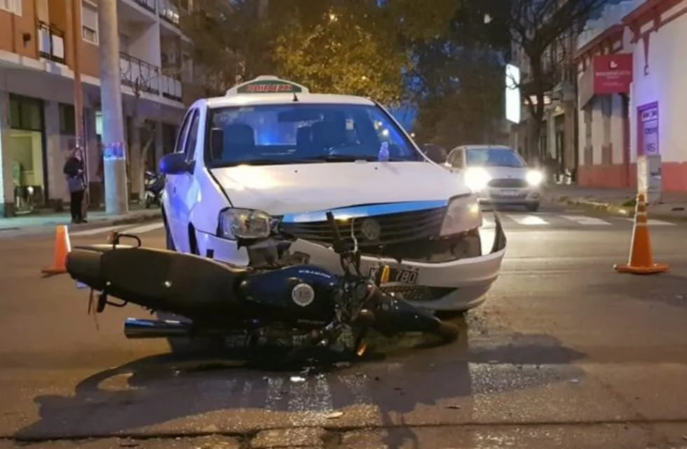 Una mujer herida en un choque entre un auto y una moto