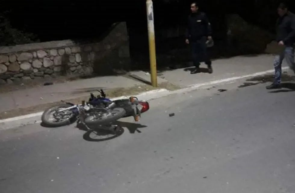 El jovencito perdió el control de la motocicleta y chocó contra el poste.