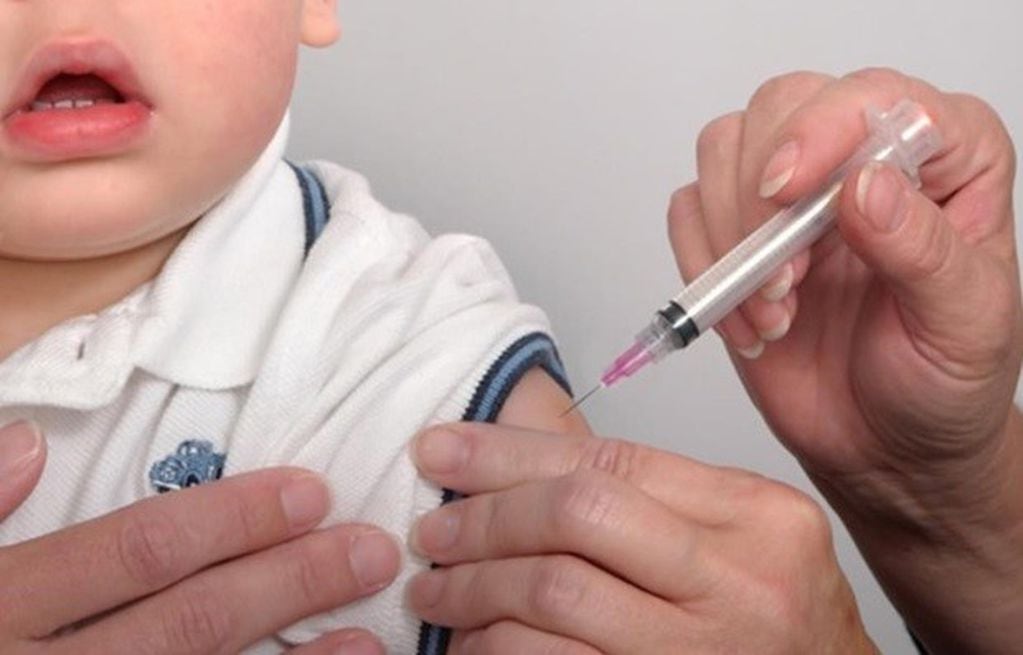 Quienes incumplan con la obligación de vacunar a sus hijos en las dosis incluidas en el calendario nacional tendrán una sanción.