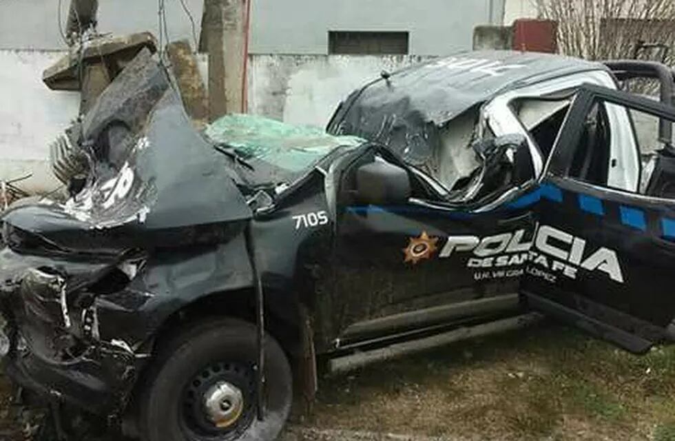 La camioneta quedó destrozada cuando le cayó un transformador de energía encima. (@jufarusf)