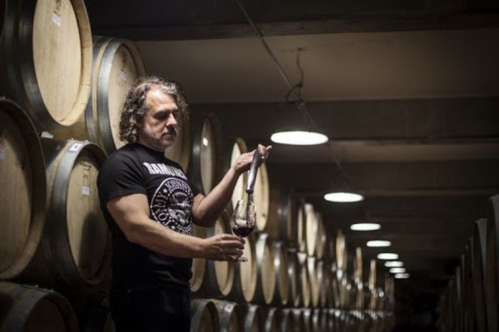 Enólogo Marcelo Pelleriti haciendo testeo de vino