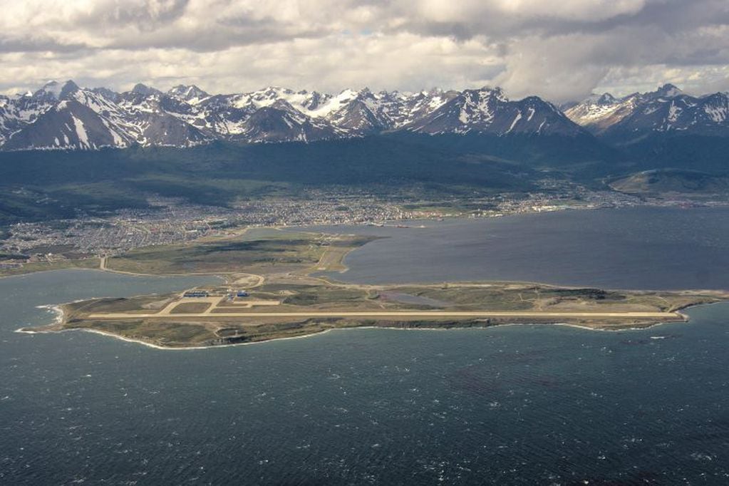 Aeropuerto, aeródromo y Bahía de Ushuaia - Puerta de entrada y proyección antártica.