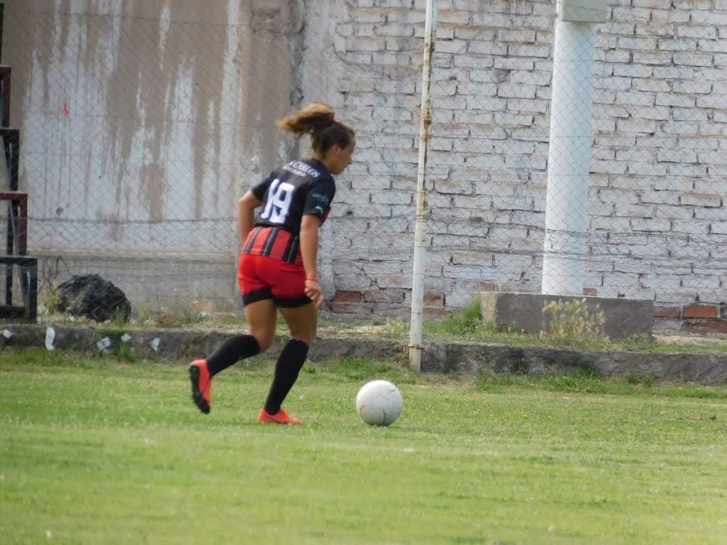 Adriana Astudillo, la joven mendocina que llegó a dirigir un equipo de fútbol.