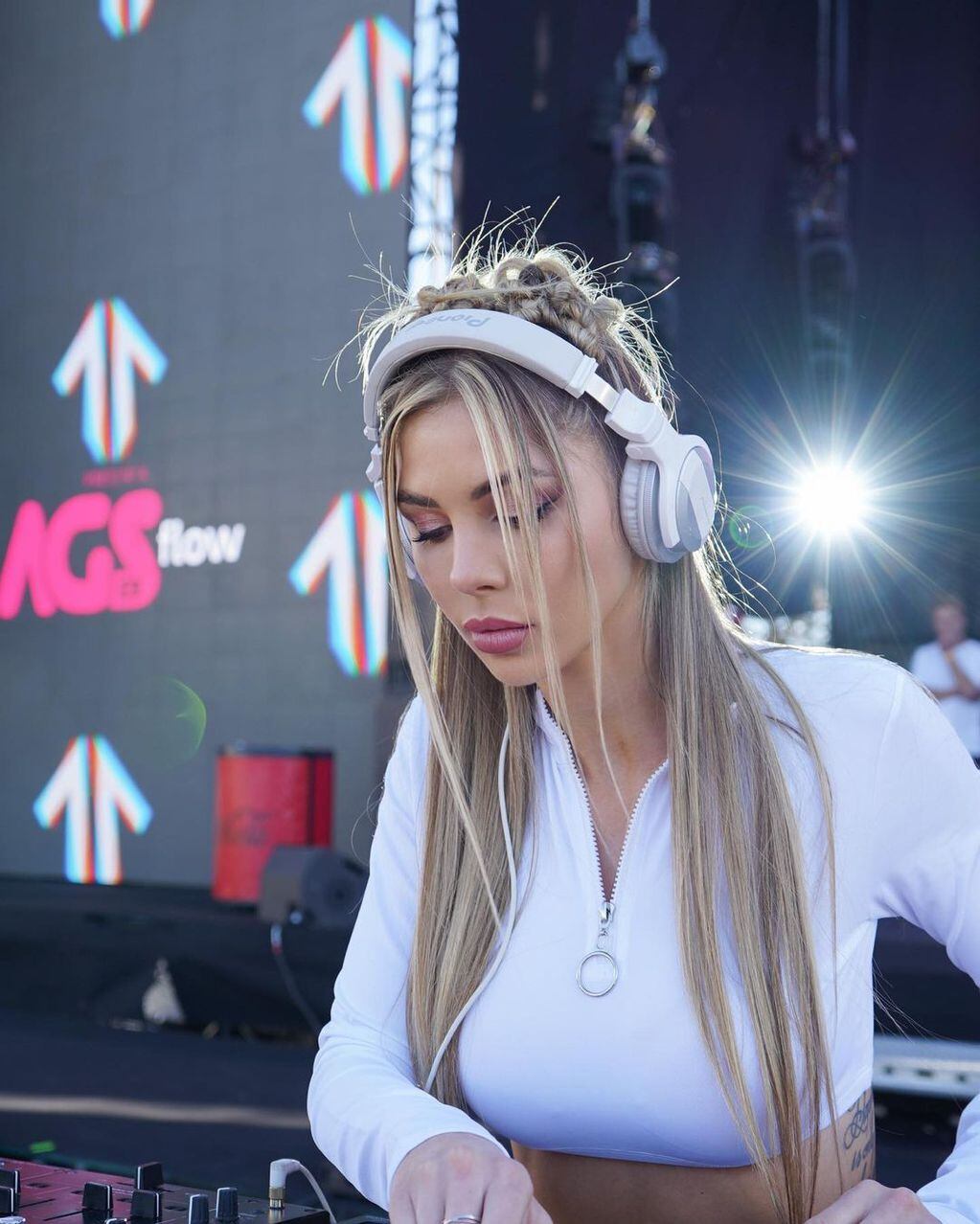 Crop top blanco y jean: Romina Malaspina cautivó a sus fans como DJ