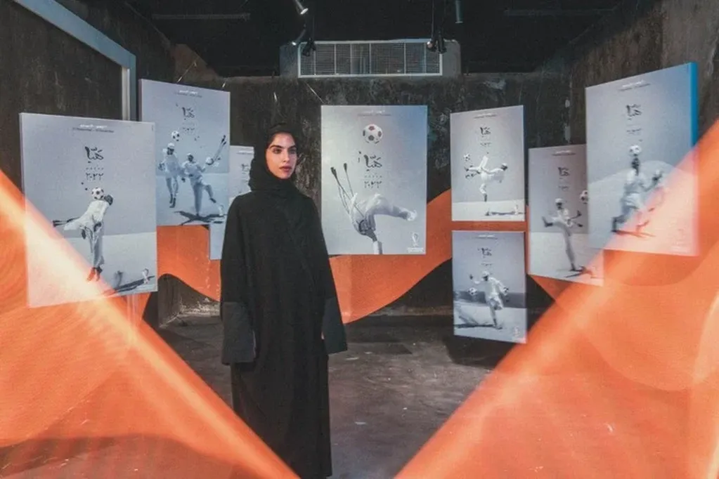 La artista qatarí Bouthayna Al Muftah, creadora del póster del Mundial.