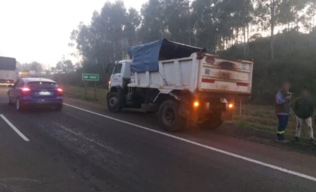 Aparatoso accidente vial en San Ignacio: un automóvil y un camión chocaron de frente.