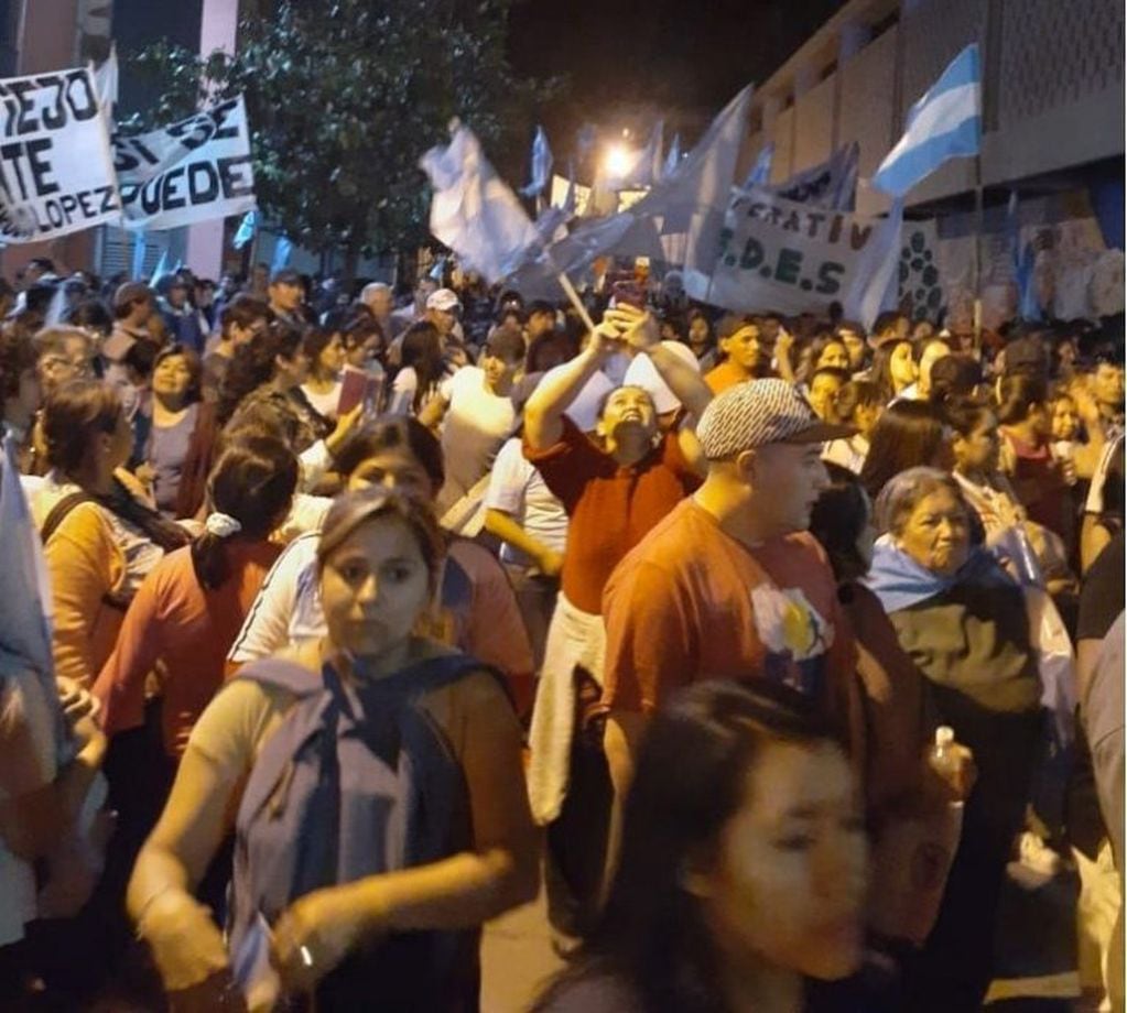 Pancartas de cooperativas, sindicatos y organizaciones civiles, en la marcha del "Si se puede" en Jujuy.