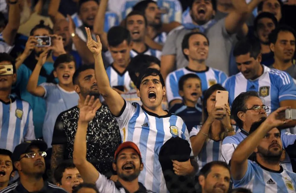 Supporters of Argentina wait for the start of the 2018 FIFA World Cup qualifier football match against Chile at the Monumental stadium in Buenos Aires, Argentina, on March 23, 2017. / AFP PHOTO / EITAN ABRAMOVICH ciudad de buenos aires  futbol eliminatorias mundial 2018 futbolistas partido seleccion argentina vs chile color hinchas simpatizantes