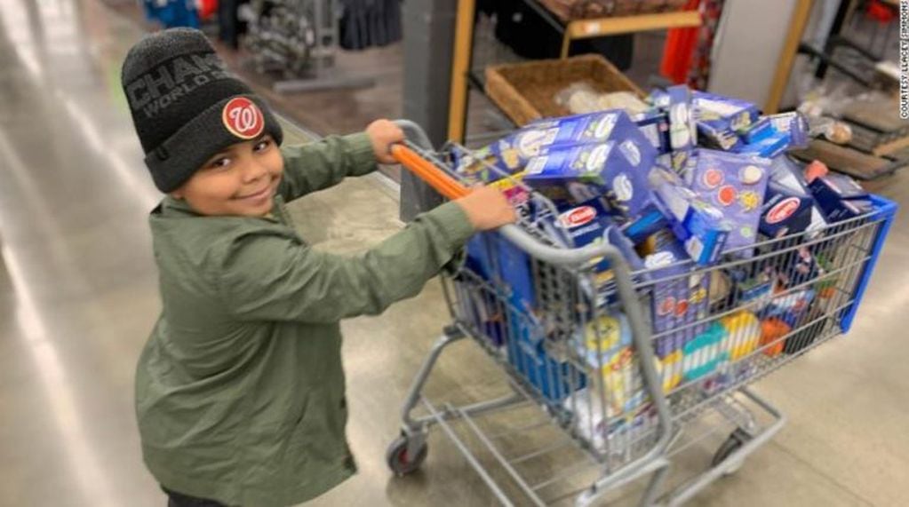 Solidaridad en tiempos de coronavirus: un niño usó sus ahorros para comprarle alimento a los ancianos en cuarentena (Foto: CNN)