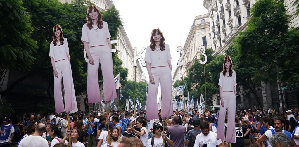 Una multitud se acercó a escuchar el discurso de Cristina Kirchner en la Plaza de Mayo. Foto: Juano Tesone / Clarín.