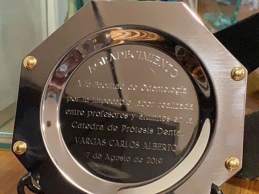 Vargas le obsequió a sus odontólogos de la UNLP una plaqueta en reconocimiento por su labor (web).