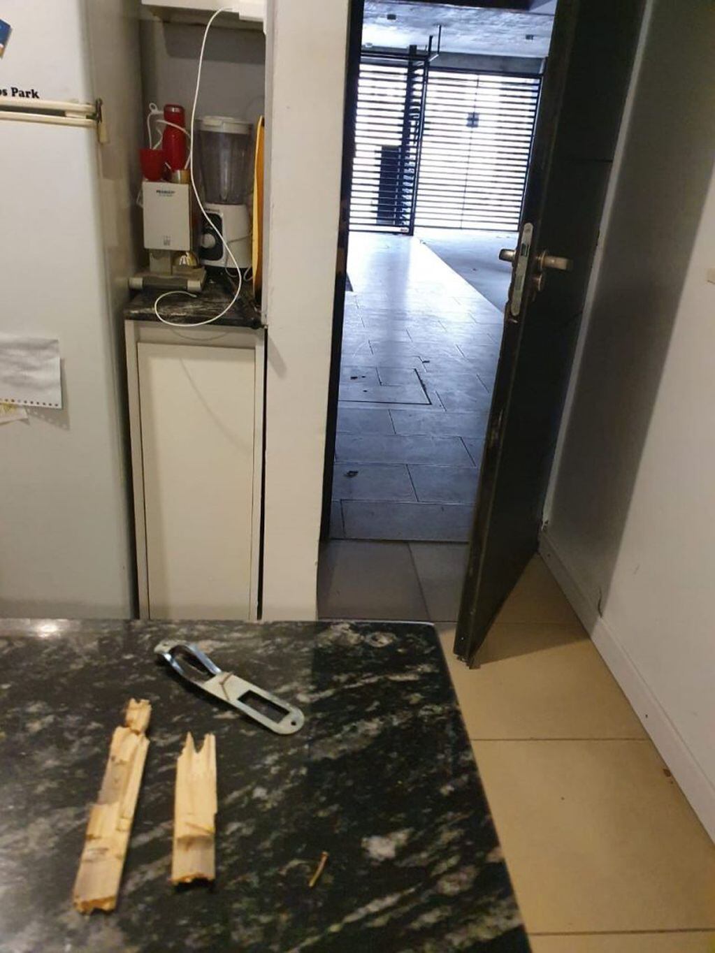 El robo ocurrió en un departamento de la planta baja en un edificio de Crespo al 200. (Vía Rosario)