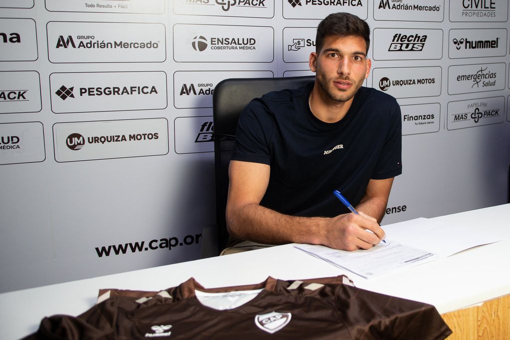 Blázquez ya firmó su contrato con la entidad Calamar (Foto: Prensa Platense).
