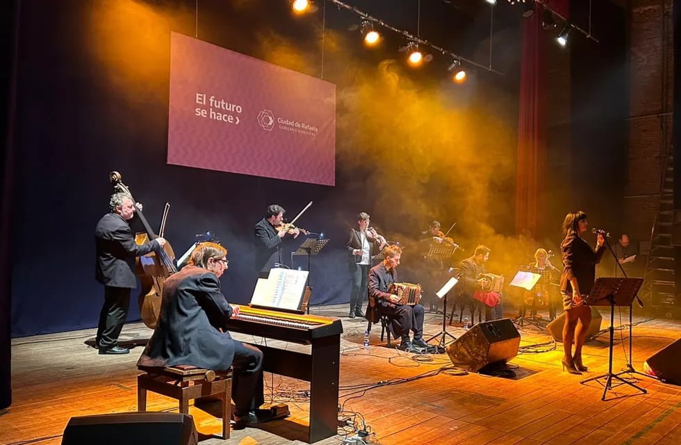 La Orquesta Municipal de Tangos presentó su nuevo trabajo "Postales Urbanas"
